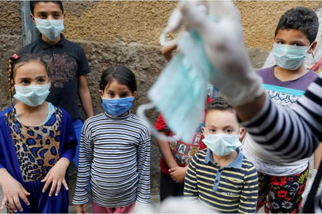 Trẻ em Ai Cập được hướng dẫn đeo khẩu trang mùa dịch COVID-19, ngày 13-4. Ảnh: REUTERS