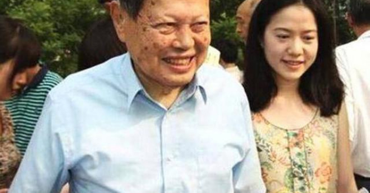 Bạn trẻ - Cuộc sống - Lấy vợ kém 54 tuổi, giáo sư 97 tuổi tiết lộ bí quyết hạnh phúc nhờ chuyện “chăn gối”