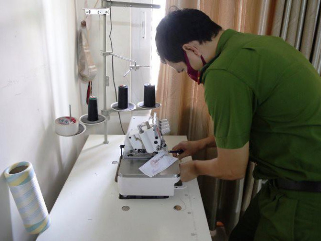Thị trường - Tiêu dùng - Phát hiện cơ sở sản xuất khẩu trang "chui" tại Đà Nẵng