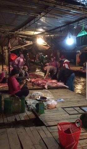 Một chợ buôn tại Mê Linh (Hà Nội) thịt lợn móc hàm được định giá không được mặc cả, cũng không có nhiều hàng để chọn...