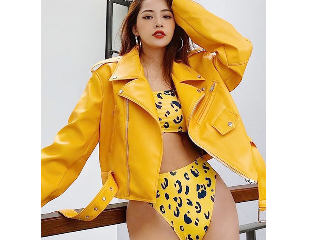 Thời trang - Chi Pu mix áo bơi retro với khoác da biker màu nổi