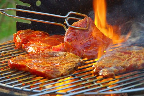 Thịt nướng ở nhiệt độ cao dễ sản sinh chất gây ung thư.