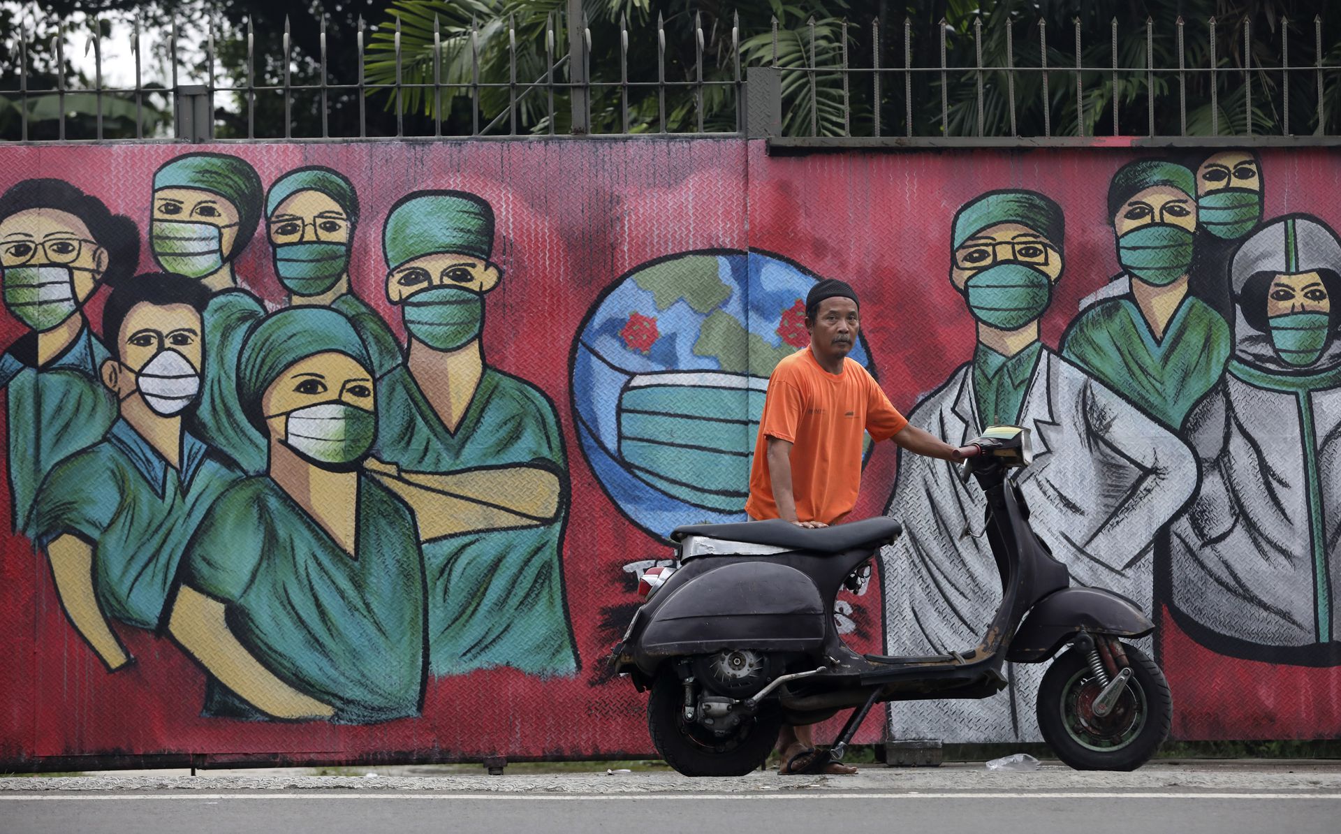 Một người dân Indonesia ra đường không có khẩu trang (ảnh: SCMP)