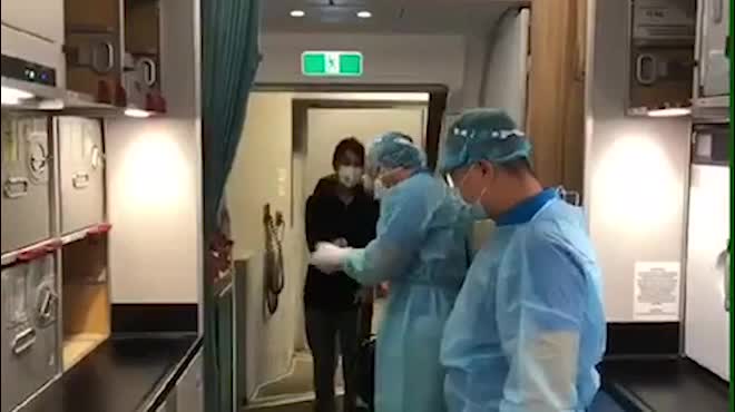 Máy bay đưa người Việt khó khăn từ vùng dịch Ý về nước hạ cánh xuống Đà Nẵng