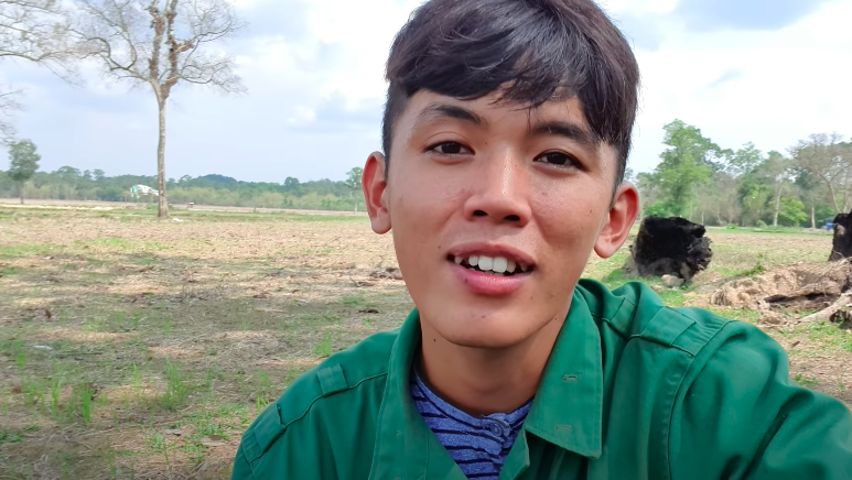 Sang Vlog khoe mua điện thoại mới có giá gần 20 triệu đồng để phục vụ công việc làm YouTube.