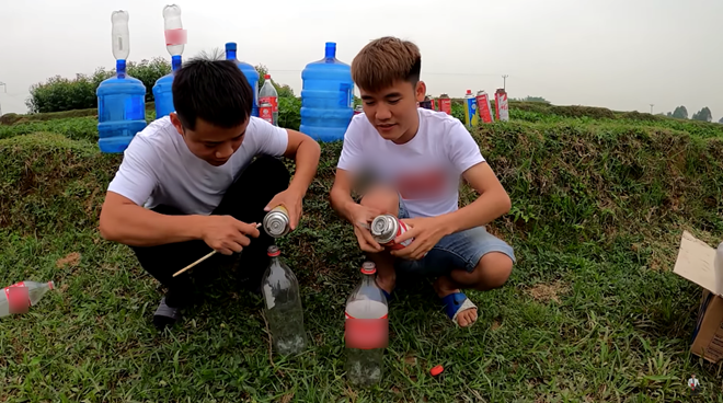 Hưng Vlog cùng em trai sang chiết gas sang bình nhựa&nbsp;