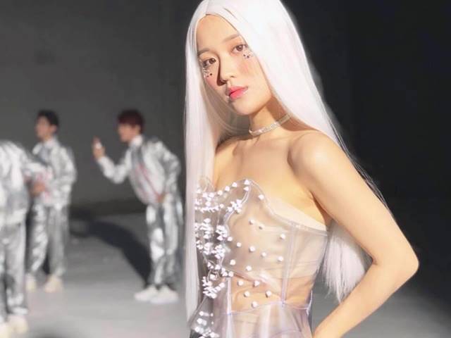 Thời trang - Sao Việt cá tính với trang phục từ nhựa trong