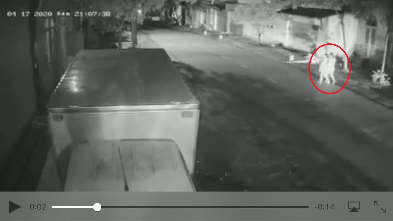  Hai chị em đi tập thể dục bị xe ô tô tông.