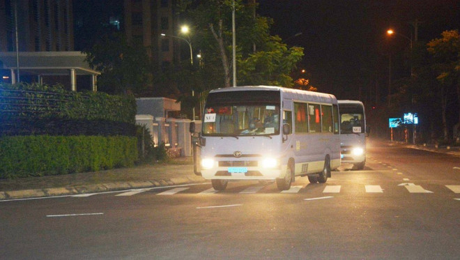 Xe chuyên biệt chở những người từ Ý trở về Đà Nẵng vào rạng sáng 18/4. Ảnh: Lam Hàn