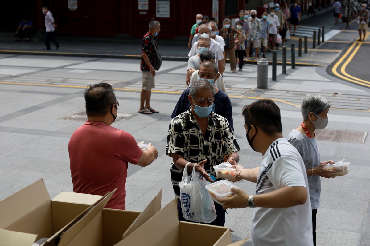 Xếp hàng để nhận đồ ăn miễn phí trong dịch Covid-19 tại Singapore (ảnh: Reuters)