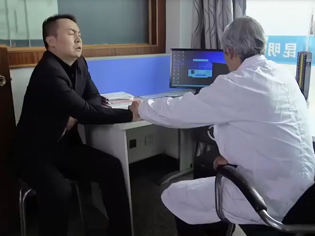 Video Clip Cười - "Liều thuốc thần" của bác sĩ chữa bách bệnh