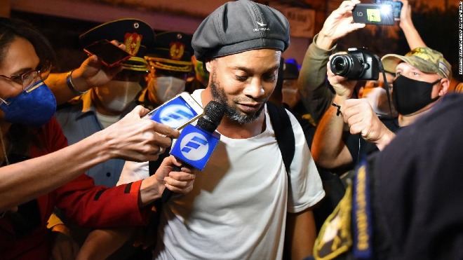 Ronaldinho thoát khỏi nhà tù&nbsp;tại Paraguay
