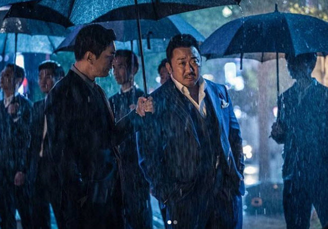 Hình ảnh "Ôm trùm" rất hợp với diễn viên 49 tuổi