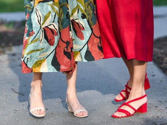Xu hướng sandal 2020: sandal quai đôi, đế xuồng sẽ "hot" nhất hè năm nay?