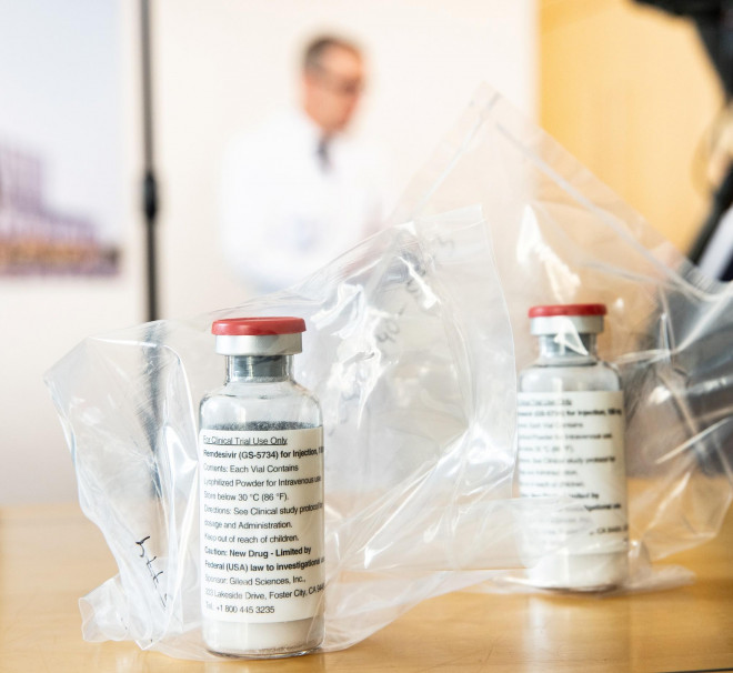 Thuốc Remdesivir xuất hiện tại một cuộc họp báo ở Bệnh viện Đại học Eppendorf thuộc TP Hamburg - Đức hôm 8-4. Ảnh: Reuters