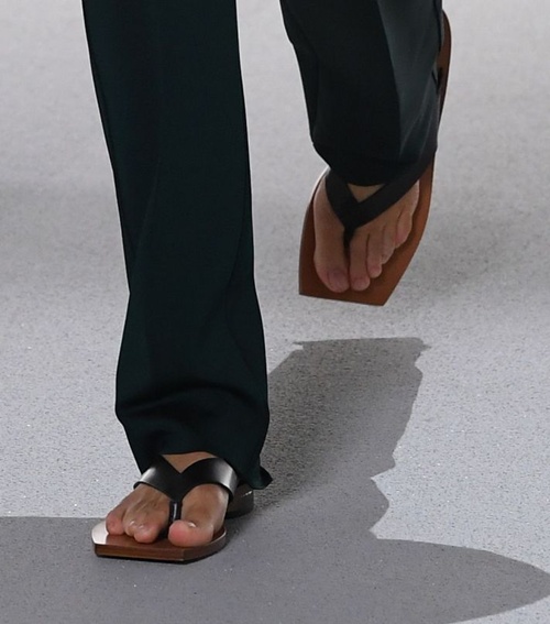 Xu hướng sandal 2020: sandal quai đôi, đế xuồng sẽ "hot" nhất hè năm nay? - 11