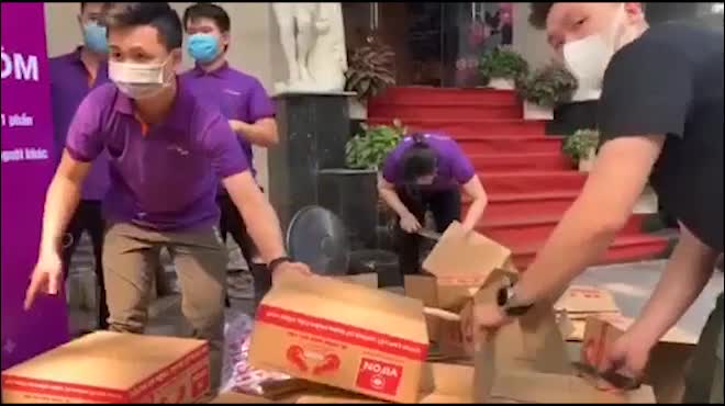 Bác sĩ mở "cây ATM mì và trứng" ai muốn nhận cần đi qua buồng khử khuẩn