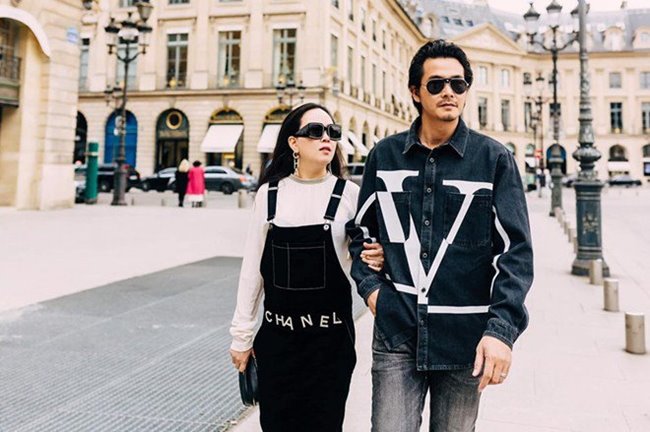 Từ lúc gặp và yêu Phượng Chanel, Quách Ngọc Ngoan thường&nbsp;tháp tùng nữ doanh nhân đi đây đó, anh có một cuộc sống sang chảnh và thoải mái về mặt vật chất.
