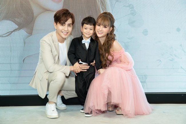 Kin Nguyễn cũng thừa nhận gặp nhiều áp lực về danh tiếng, tuổi tác từ khi hẹn hò Thu Thủy.&nbsp;Được dân mạng ủng hộ, chúc mừng chuyện tình lãng mạn không bao lâu, Kin Nguyễn đã hứng &#34;gạch đá&#34; với nghi án cấu con của vợ.