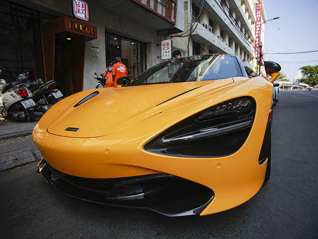 Diện kiến siêu xe mui trần McLaren 720S Spider trên đường phố Sài Gòn