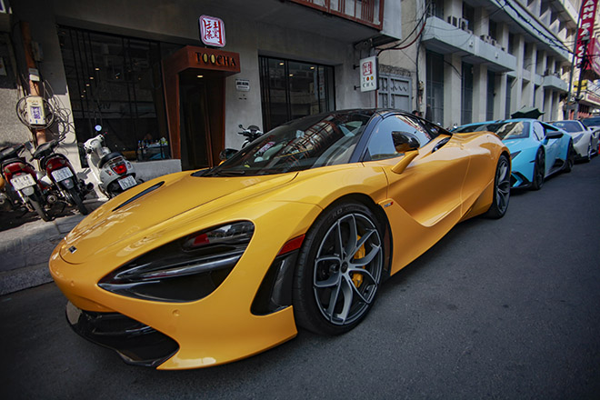 Diện kiến siêu xe mui trần McLaren 720S Spider trên đường phố Sài Gòn - 1