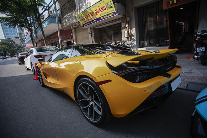 Diện kiến siêu xe mui trần McLaren 720S Spider trên đường phố Sài Gòn - 2