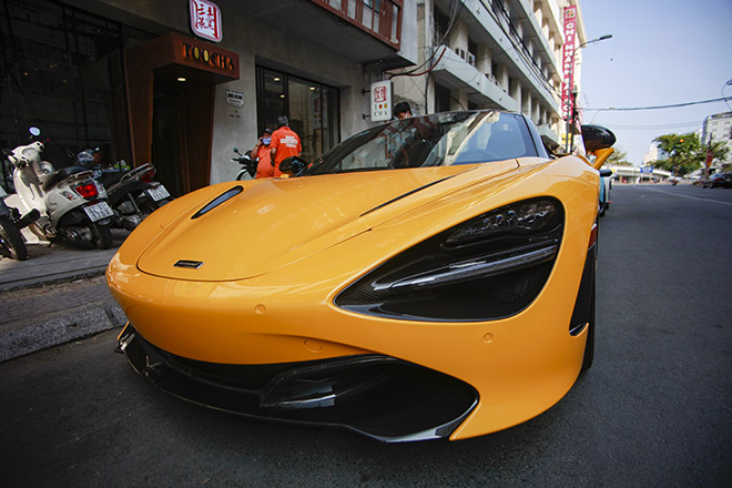 Diện kiến siêu xe mui trần McLaren 720S Spider trên đường phố Sài Gòn - 5