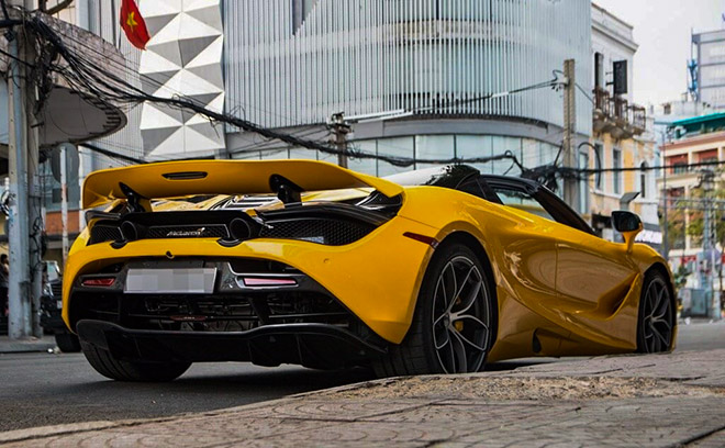 Diện kiến siêu xe mui trần McLaren 720S Spider trên đường phố Sài Gòn - 9