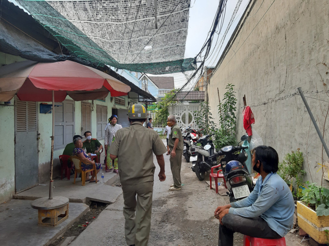 Lực lượng chức năng khám nghiệm hiện trường.