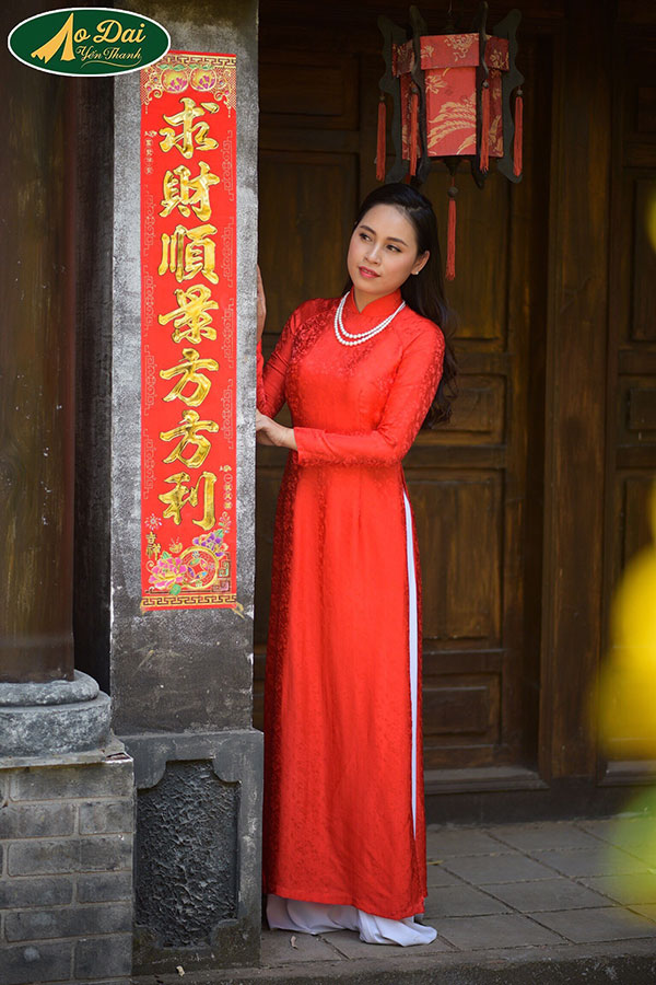 Thanh lịch và duyên dáng trong những tà áo dài của Yến Thanh - 1