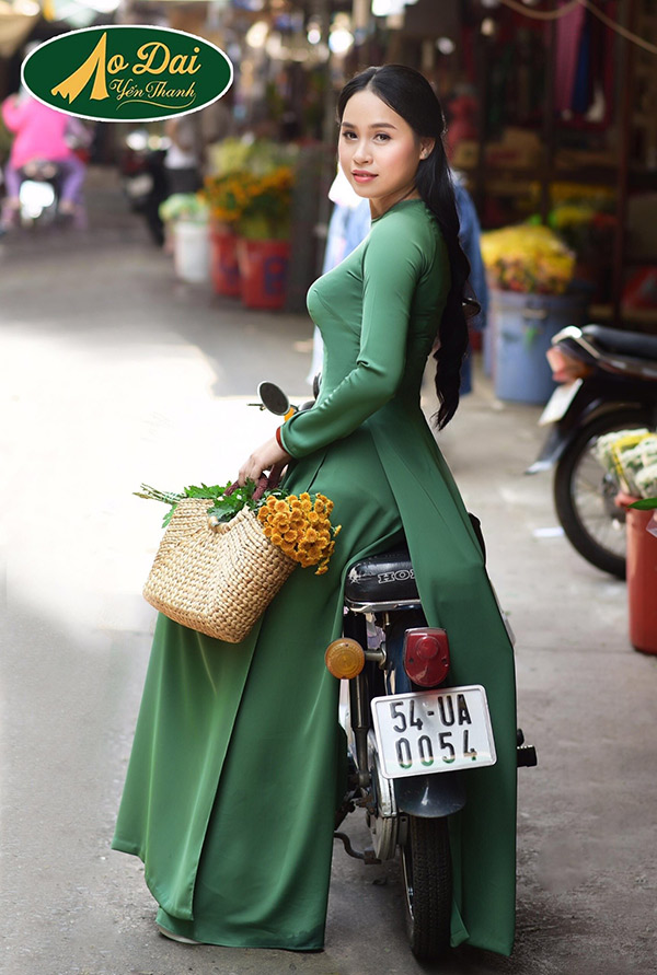 Thanh lịch và duyên dáng trong những tà áo dài của Yến Thanh - 2