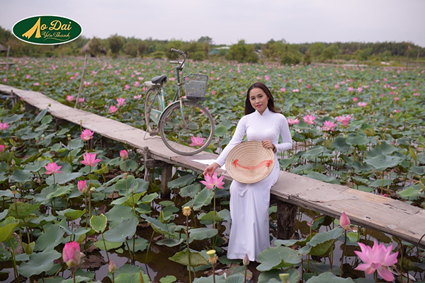 Thanh lịch và duyên dáng trong những tà áo dài của Yến Thanh - 4