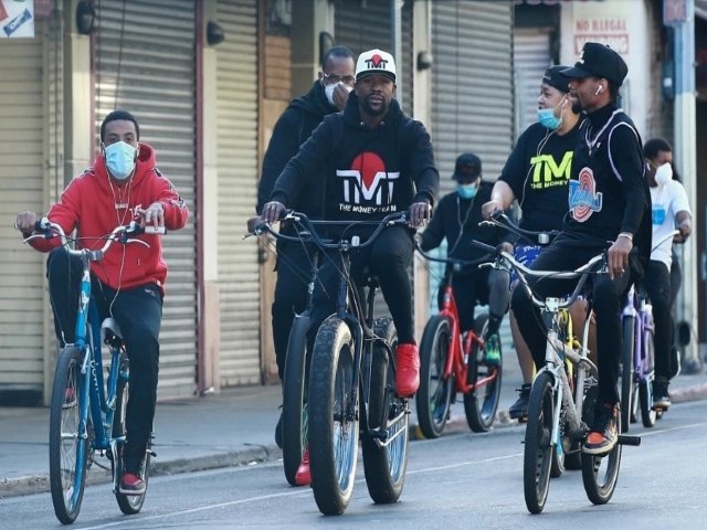 Thể thao - "Thảm họa" Covid-19 ở Mỹ: Mayweather liều mạng rủ “đàn em” đạp xe dạo phố