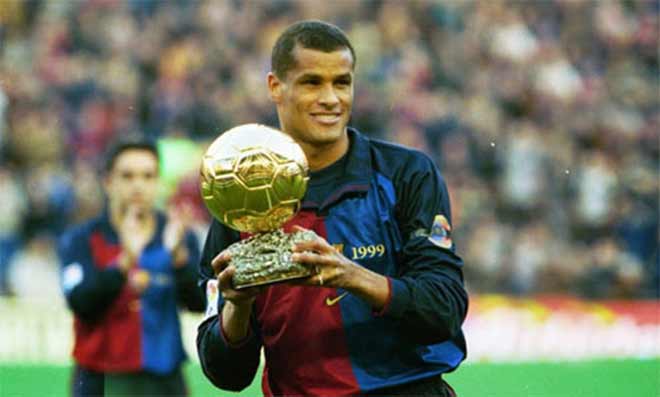 Rivaldo bên giải thưởng Quả bóng Vàng 1999