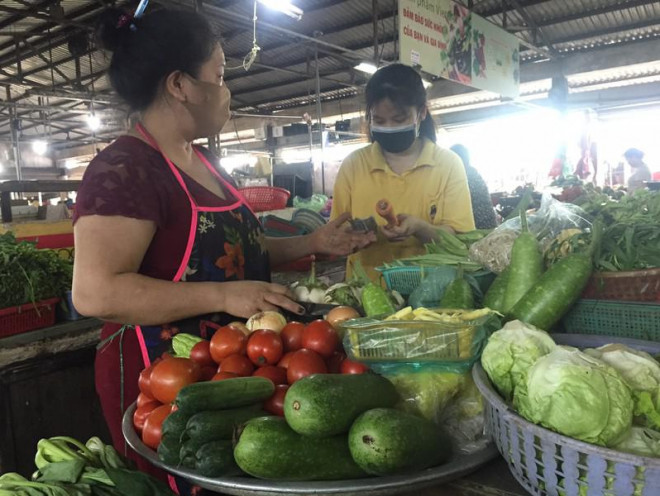 Giá cà chua, dưa leo tăng 5.000 đồng/kg (Ảnh TÚ UYÊN)&nbsp;