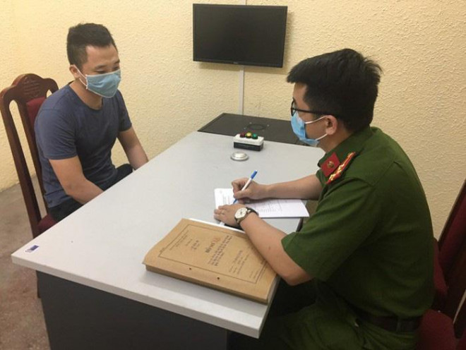 Nguyễn Thăng Long tại cơ quan công an