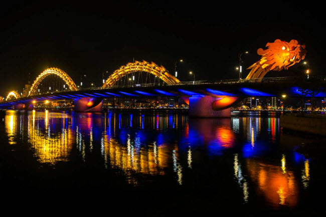 Cầu Rồng, Việt Nam: Công trình bắc qua sông Hàn ở Đà Nẵng có thể là một trong những cây cầu ấn tượng nhất thế giới. Cây cầu được thiết kế giống hình con rồng, một biểu tượng quan trọng trong  văn hóa Việt Nam. Vào dịp cuối tuần và ngày lễ, đầu rồng thường phun nước và lửa.
