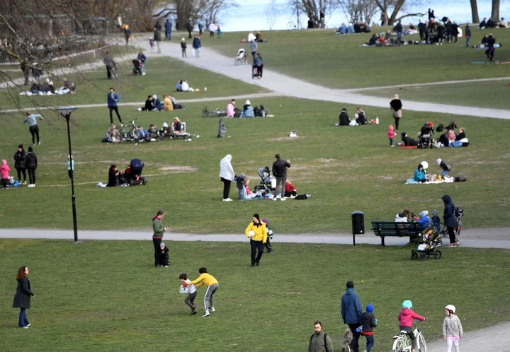 Người dân Thụy Điển vui chơi tại công viên hôm 18.4 (ảnh: Daily Mail)