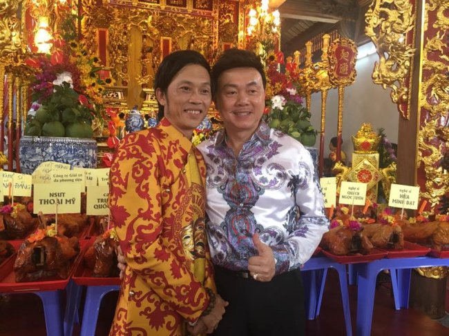 Khi không còn vắt sức chạy show, danh hài Hoài Linh dành phần lớn thời gian ở nhà thờ Tổ để chăm sóc vườn tược, ao cá.