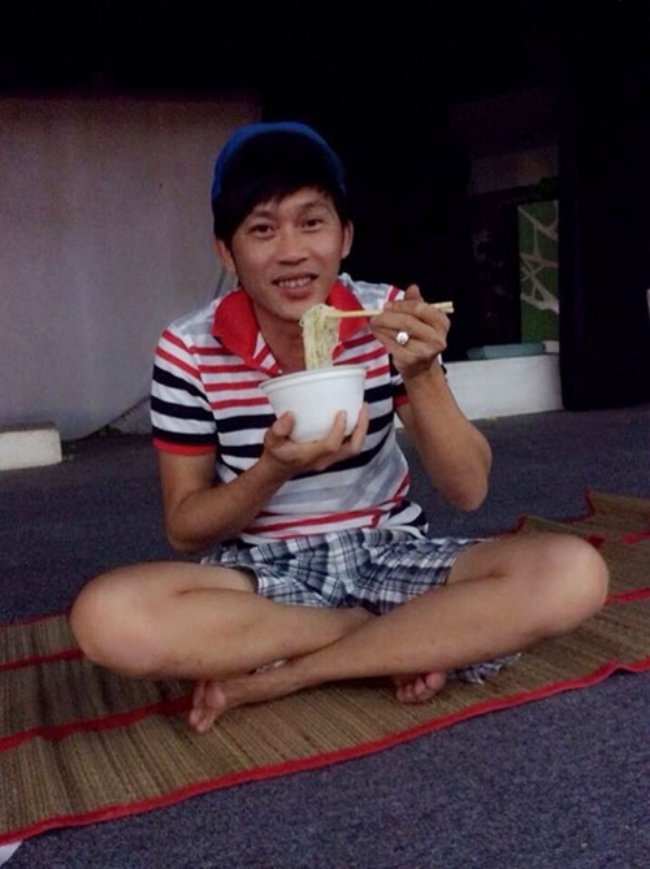 Trong những bức ảnh được chia sẻ trên mạng xã hội, nhiều người bất ngờ khi thấy Hoài Linh ăn uống rất đơn giản, có khi chỉ ăn tạm mì tôm cho qua bữa.