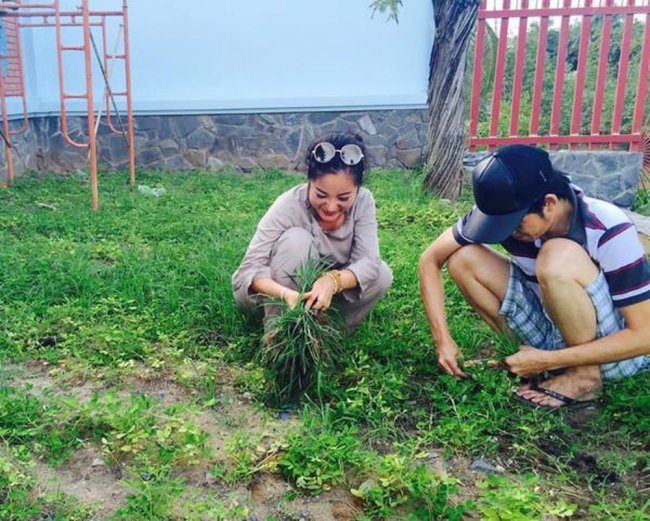 Cuộc sống giản dị của Hoài Linh&nbsp;ở tuổi U50 khiến người hâm mộ&nbsp;ngỡ ngàng. Hoài Linh kể hàng ngày, anh tìm niềm vui với việc tưới cây, nhặt cỏ, sắp xếp công việc ở nhà thờ Tổ.