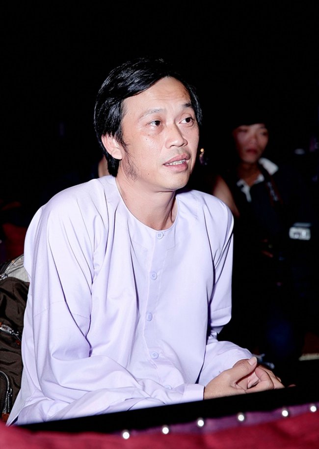 Trong khi các nghệ sĩ khác đã quá quen với những nơi sang trọng, các món ăn ngon… thì với Hoài Linh vẫn rất khó để&nbsp;thích ứng. Là nghệ sĩ nổi tiếng, Hoài Linh lại luôn từ chối những lời mời giao lưu, ăn uống ở những nơi sang trọng bởi không hứng thú và không thấy thoải mái trong không gian như vậy.