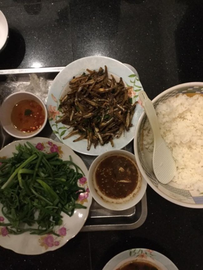 Sống ở Mỹ nhiều năm nhưng Hoài Linh vẫn không quen và không thích đồ Tây. Nếu trường hợp bất đắc dĩ anh chỉ ăn cho qua. Món ăn yêu thích thường thấy trong các bữa cơm của anh là cơm trắng với mắm, cá khô, rau luộc, vài quả cà...