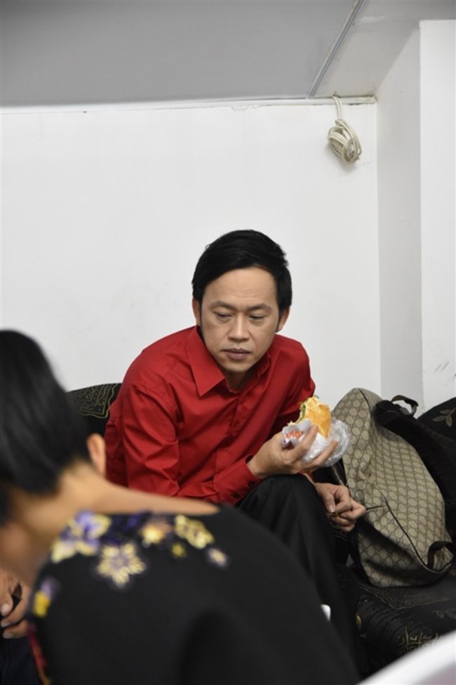 Thi thoảng, nhiều người còn bắt gặp nam nghệ sĩ ăn vội chiếc bánh mì nguội hay đi dép lào đến trường quay.
