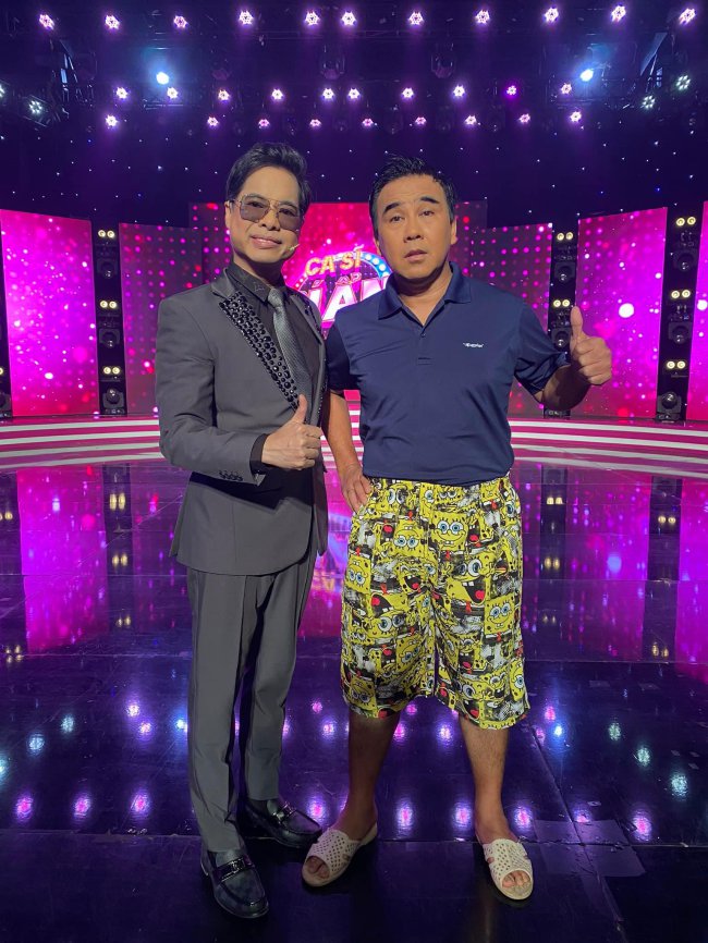 Hình ảnh hài hước của Quyền Linh khi quay hình gameshow.
