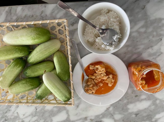 Bữa sáng ăn cơm nguội của Quyền Linh nhận được nhiều sự quan tâm, lời khen ngợi về lối sống giản dị hết mức.