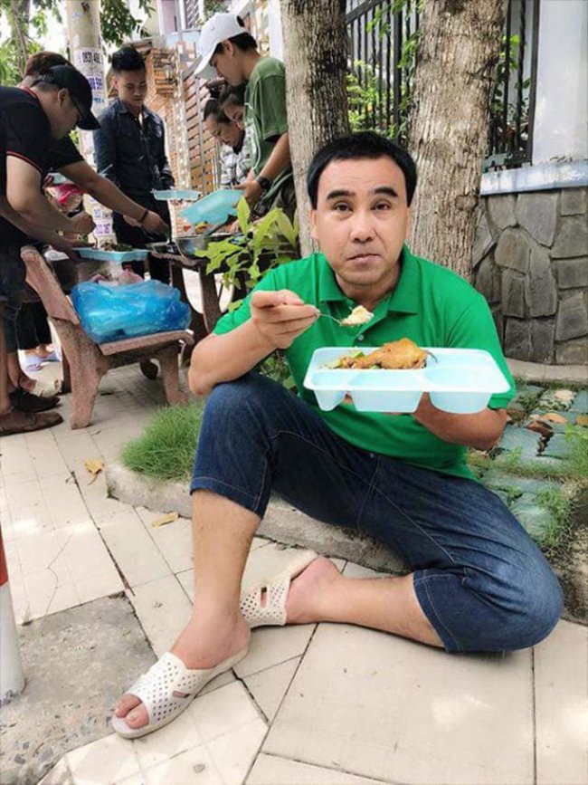 “Tôi dư sức có tài xế đưa đón, người phục vụ mình từng tí, thừa khả năng mua một bộ cánh đẹp. Nhưng để làm gì? Tôi cảm thấy mặc đồ hiệu cũng không hợp. Có thể mặc đồ hiệu, mọi người cũng khen nhưng tôi thấy mình lạc lõng, không thích” – Quyền Linh nói về lối sống, ăn mặc giản dị.