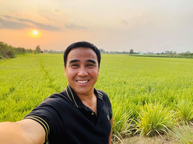“Tôi có nhiều người bạn không khá giả, nếu mặc đồ hiệu, tôi chơi với họ làm sao?” – Đây cũng là một trong những lý do mà Quyền Linh không thích mặc đồ hiệu.