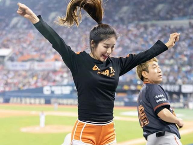 Thời trang - Những kiểu mặc short trẻ trung của kiều nữ sân bóng chày