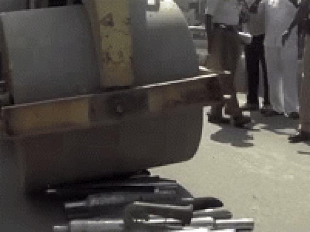 Cảnh sát cho xe lu nghiền nát pô xe độ có tiếng kêu ”nhói tai”